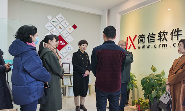 河南省婦聯(lián)黨組成員、副主席張宇輝一行蒞臨簡信軟件調(diào)研指導(dǎo)