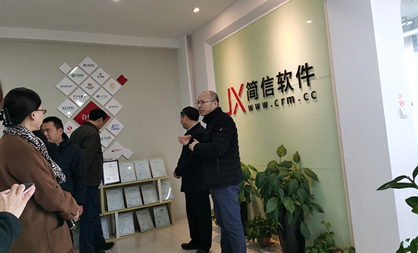 鄭州工程技術(shù)學(xué)院黨委書記周春輝一行蒞臨簡信軟件參觀考察